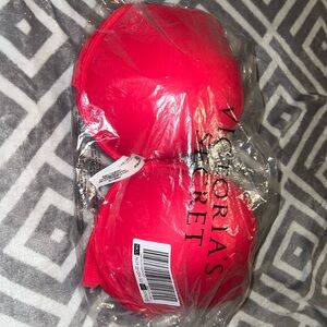 Brand new with tags Victoria’s Secret Wear Everywhere Push-up Bra